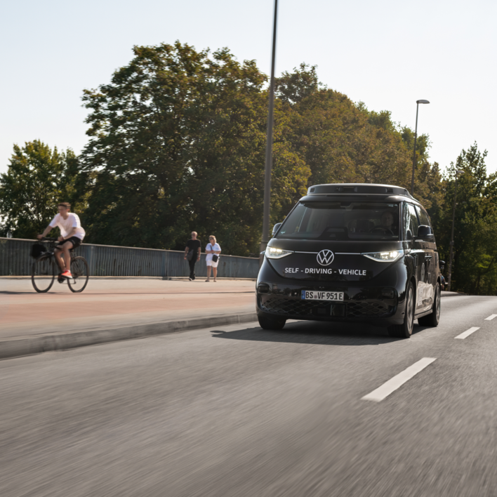 autonomes MOIA fährt auf einer Hauptstraße